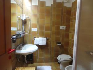Koupelna v ubytování Hotel Corona