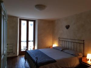 Ornica的住宿－casa del cirillo，一间卧室设有一张大床和一个窗户。