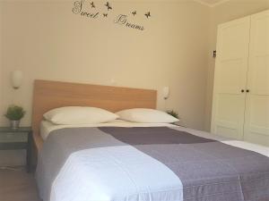 Postel nebo postele na pokoji v ubytování Lenka Apartments I