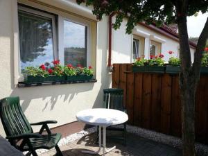 d'une terrasse avec 2 chaises, une table et 2 fenêtres. dans l'établissement "Uns Klausing", à Ahlbeck