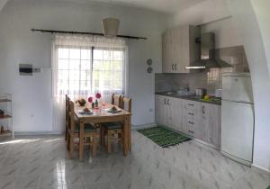 Köök või kööginurk majutusasutuses Tina’s Cozy Studio