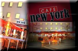 un edificio con un letrero de café de Nueva York en él en Stadthotel Langenfeld, en Langenfeld