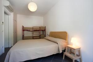 una piccola camera con letto e lampada di Residenza Jennifer a Lido di Jesolo