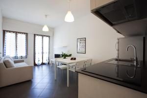 cocina y sala de estar con mesa en Residenza Jennifer, en Lido di Jesolo