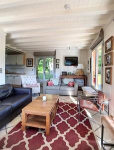 uma sala de estar com um sofá e uma mesa em Chalet Le Renard Du Lac em Les Gets