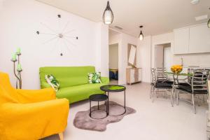 - un salon avec un canapé vert et une table dans l'établissement Espanatour VIRGINIA, à Torrevieja