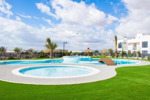 - une piscine dans un complexe avec de l'herbe verte dans l'établissement Espanatour VIRGINIA, à Torrevieja