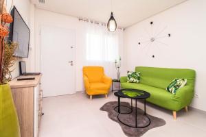 - un salon avec un canapé vert et une chaise dans l'établissement Espanatour VIRGINIA, à Torrevieja