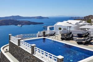 una piscina con vista sull'oceano di Petit Palace Suites a Firà