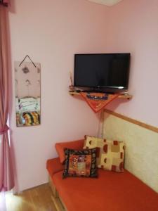Televisyen dan/atau pusat hiburan di Gyöngyvirág Üdülő – Mario Apartman