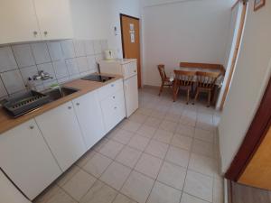 Kuchyň nebo kuchyňský kout v ubytování Apartmani Sali Seaview