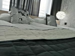 Łóżko lub łóżka w pokoju w obiekcie Willa Sandomierska