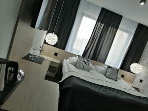 Łóżko lub łóżka w pokoju w obiekcie Willa Sandomierska
