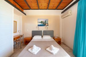 Posteľ alebo postele v izbe v ubytovaní Olympic Suites + 37 fotografií