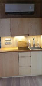 - un comptoir de cuisine avec évier et four micro-ondes dans l'établissement Mirror House Roosi 21, à Pärnu