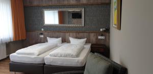 Ein Bett oder Betten in einem Zimmer der Unterkunft Hotel am Rossberg