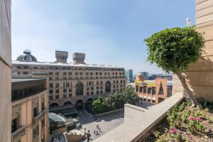 uma vista panorâmica de uma rua da cidade com edifícios em 207 Raphael Penthouse em Joanesburgo