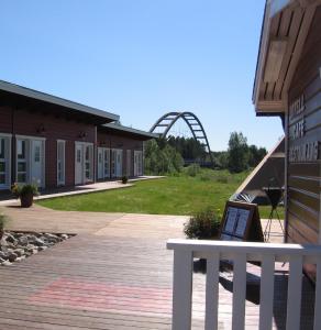 un ordinateur portable assis sur un banc devant un bâtiment dans l'établissement Lappeasuando Lodge, à Puoltikasvaara