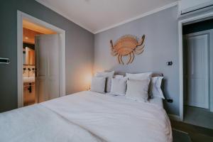 Posteľ alebo postele v izbe v ubytovaní Luxury Seafront Palazzo