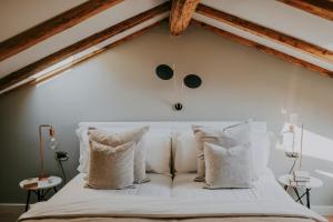 Postel nebo postele na pokoji v ubytování Luxury Seafront Palazzo