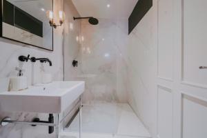 Kúpeľňa v ubytovaní Luxury Seafront Palazzo + 27 fotografií