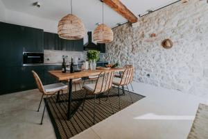 - une salle à manger avec une table et des chaises en bois dans l'établissement Luxury Seafront Palazzo, à Rovinj