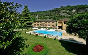 an aerial view of a house with a swimming pool at Hôtel des Roches - Climatisation in Les Eyzies-de-Tayac