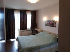 - une petite chambre avec un lit et une fenêtre dans l'établissement Апартамент Зорница, à Bourgas