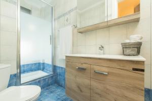 un bagno con wc, lavandino e doccia di Villa Dihtia on the sea a Pefkohori