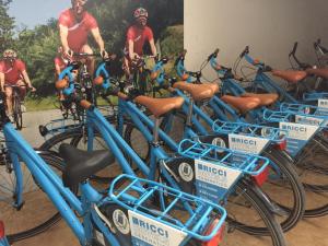 um grupo de bicicletas azuis estacionadas um ao lado do outro em Hotel Sport & Residenza em Cesenatico