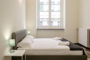 Ein Bett oder Betten in einem Zimmer der Unterkunft JOIVY Elegant Flat for 7, in the heart of Genoa
