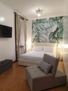 羅馬的住宿－Colosseo Smart Flat，一间卧室配有床、沙发和壁画