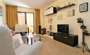 a living room with a couch and a television at Cadiz 4-B in Benidorm