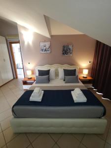 um quarto com uma cama grande e toalhas em B&B Louise em Santa Maria Capua Vetere