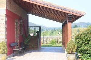 toldo sobre un patio de una casa con un banco en Llosa de Ibio, en Ibio