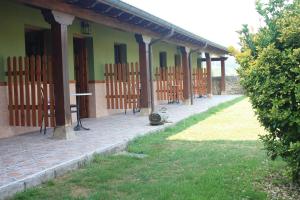 ein Gebäude mit einem Backsteinsteg neben einem Hof in der Unterkunft Llosa de Ibio in Ibio
