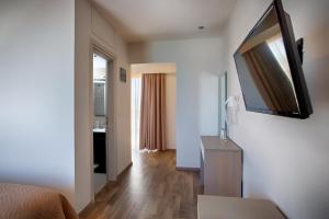 Televízia a/alebo spoločenská miestnosť v ubytovaní Irini Hotel