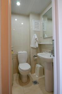 łazienka z toaletą i umywalką w obiekcie Tropical Sol w mieście Tigaki