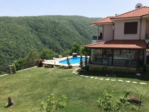 Výhled na bazén z ubytování Villa Holiday Sapanca Dibektaş - Isıtmalı Havuz nebo okolí