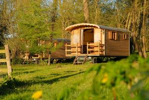 a rv sitting in the middle of a field at La Ferme du Marais Poitevin - Roulotte in Benet