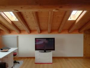 Televízia a/alebo spoločenská miestnosť v ubytovaní Casa Dolce Casa
