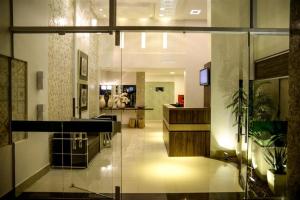 Ο χώρος του λόμπι ή της ρεσεψιόν στο Grand Café Hotel