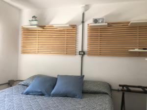 sypialnia z niebieską poduszką na łóżku w obiekcie Ruderi w mieście Cetara
