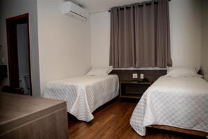 Ένα ή περισσότερα κρεβάτια σε δωμάτιο στο Grand Café Hotel