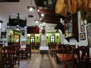 uma sala de jantar com mesas e cadeiras num restaurante em Casual Don Juan Tenorio Sevilla em Sevilha