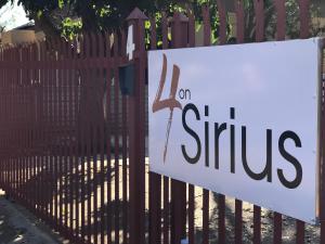 Vottorð, verðlaun, skilti eða annað skjal til sýnis á 4 on Sirius