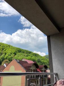 balcone con vista sulle montagne. di Apartmani Jovanovic a Ivanjica
