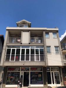 un edificio alto con finestre e balcone di Apartmani Jovanovic a Ivanjica