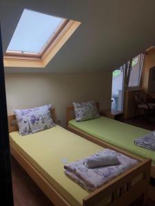 Postel nebo postele na pokoji v ubytování Apartmani Jovanovic