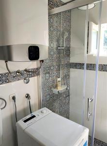 A bathroom at Apartments Mediterranea